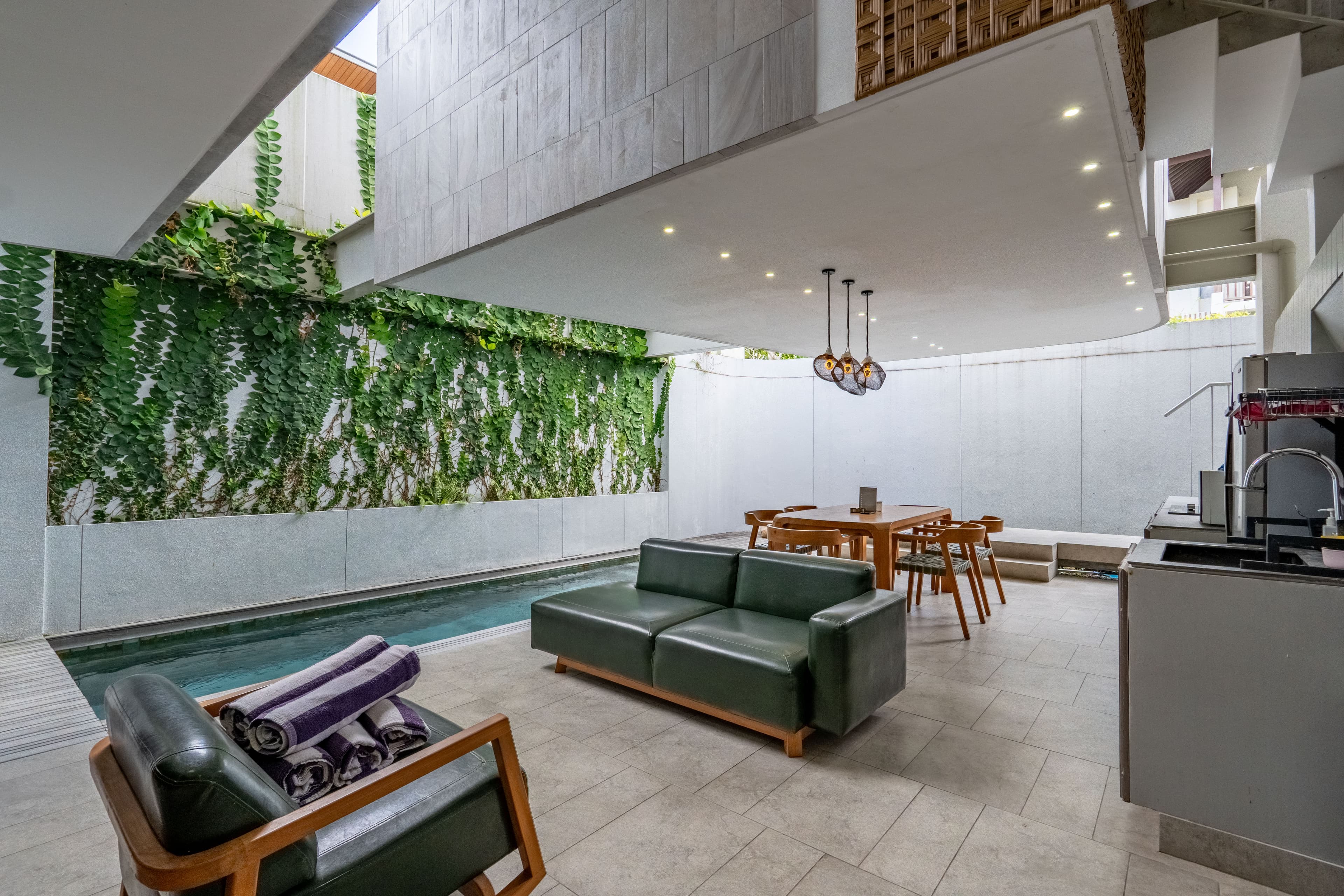 Villa dengan Arsitektur Modern Tropis di Pererenan