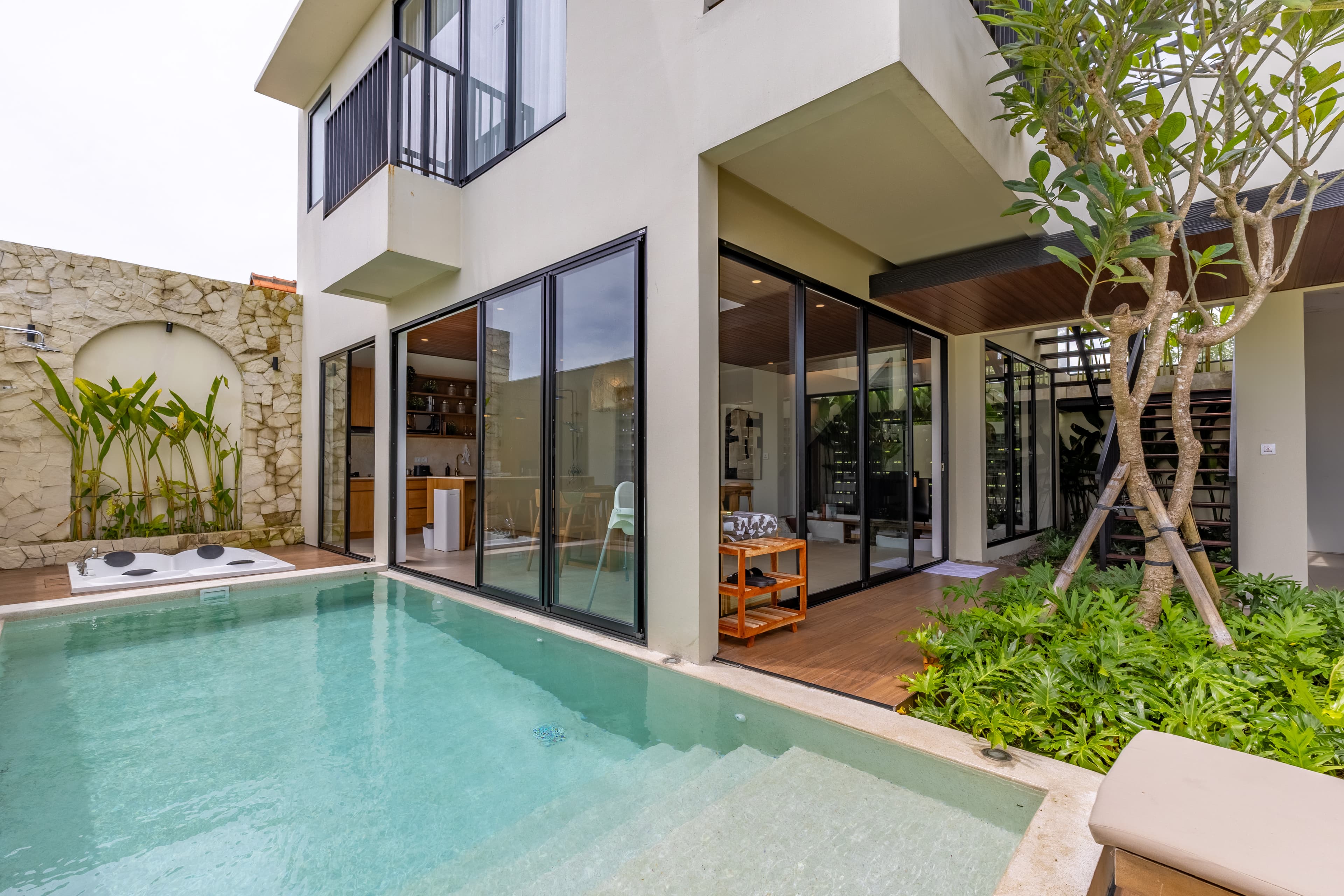 VILLA ENTERTAINMENT STYLE DENGAN JACUZZI DAN BILLIARD DI ULUWATU