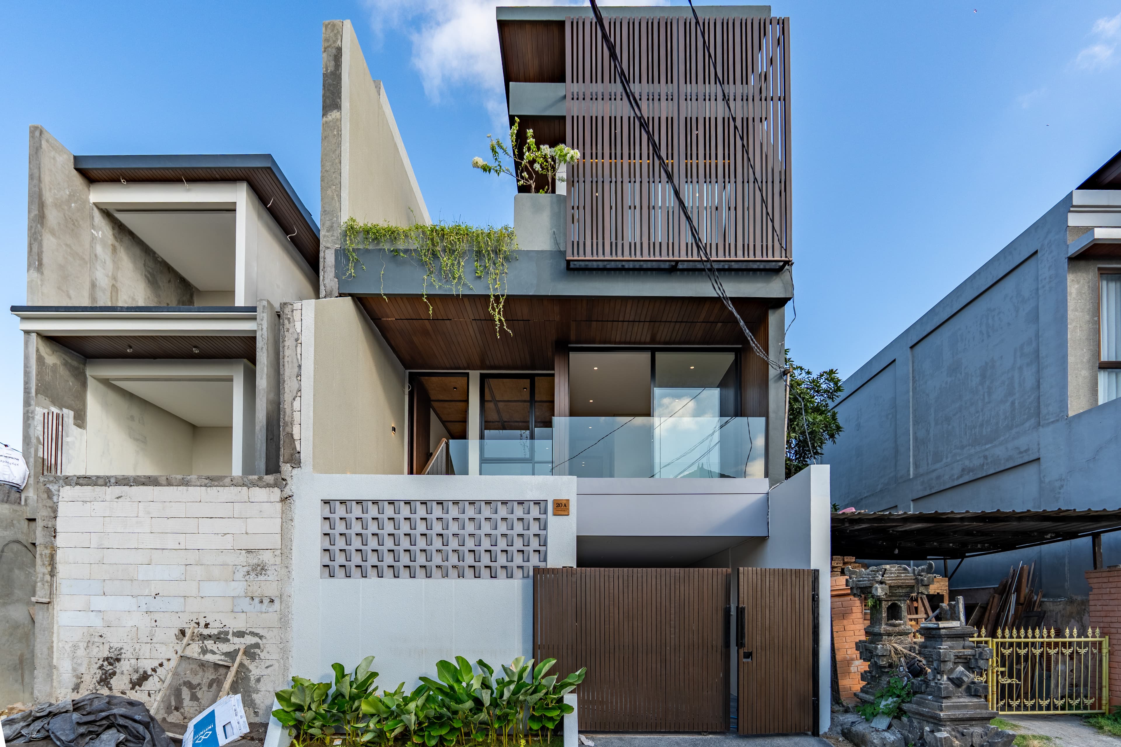 RUMAH DESAIN JAPANDI DENGAN KOLAM RENANG DAN COURTYARD DI DENPASAR BARAT 1