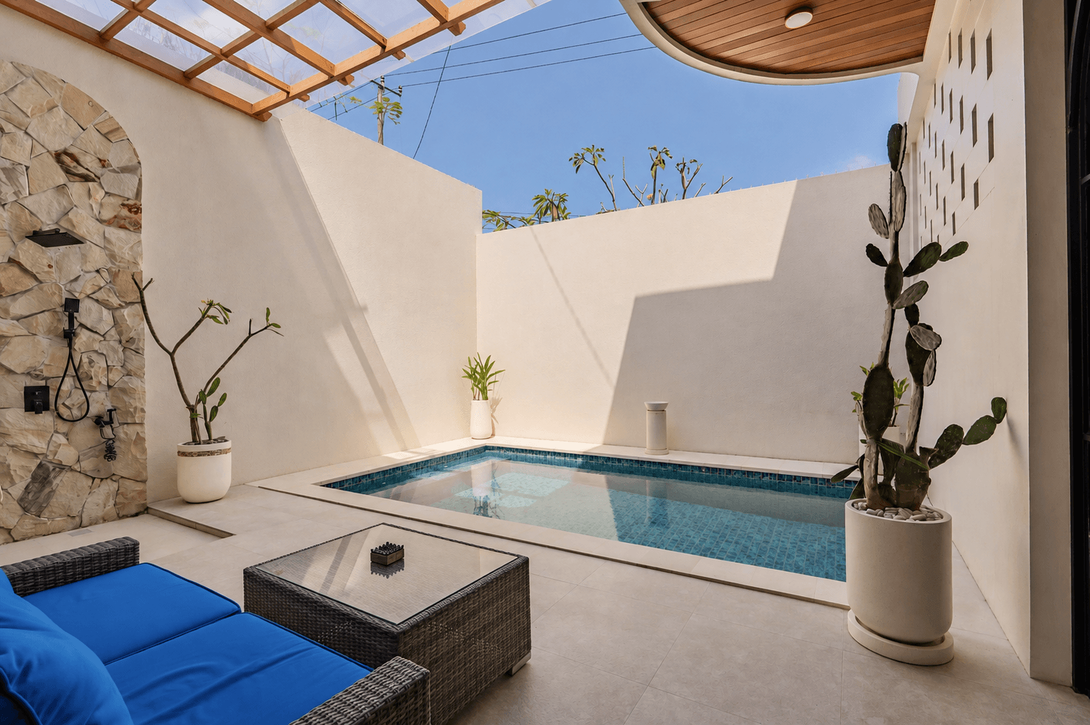 Rumah Modern Siap Huni dengan Kolam Renang di Taman Mumbul 2