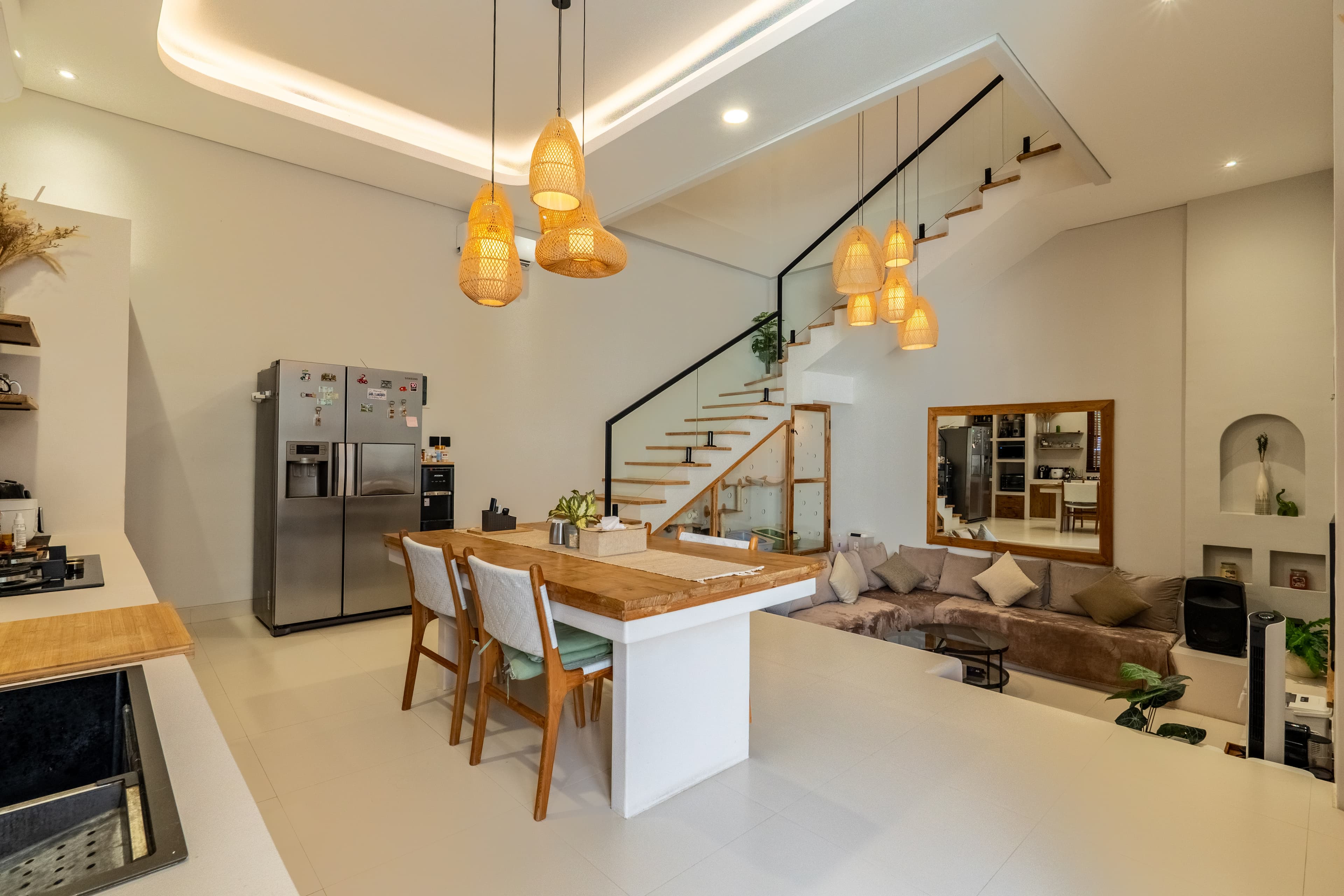 Rumah Modern Siap Huni dengan Kolam Renang di Taman Mumbul 3