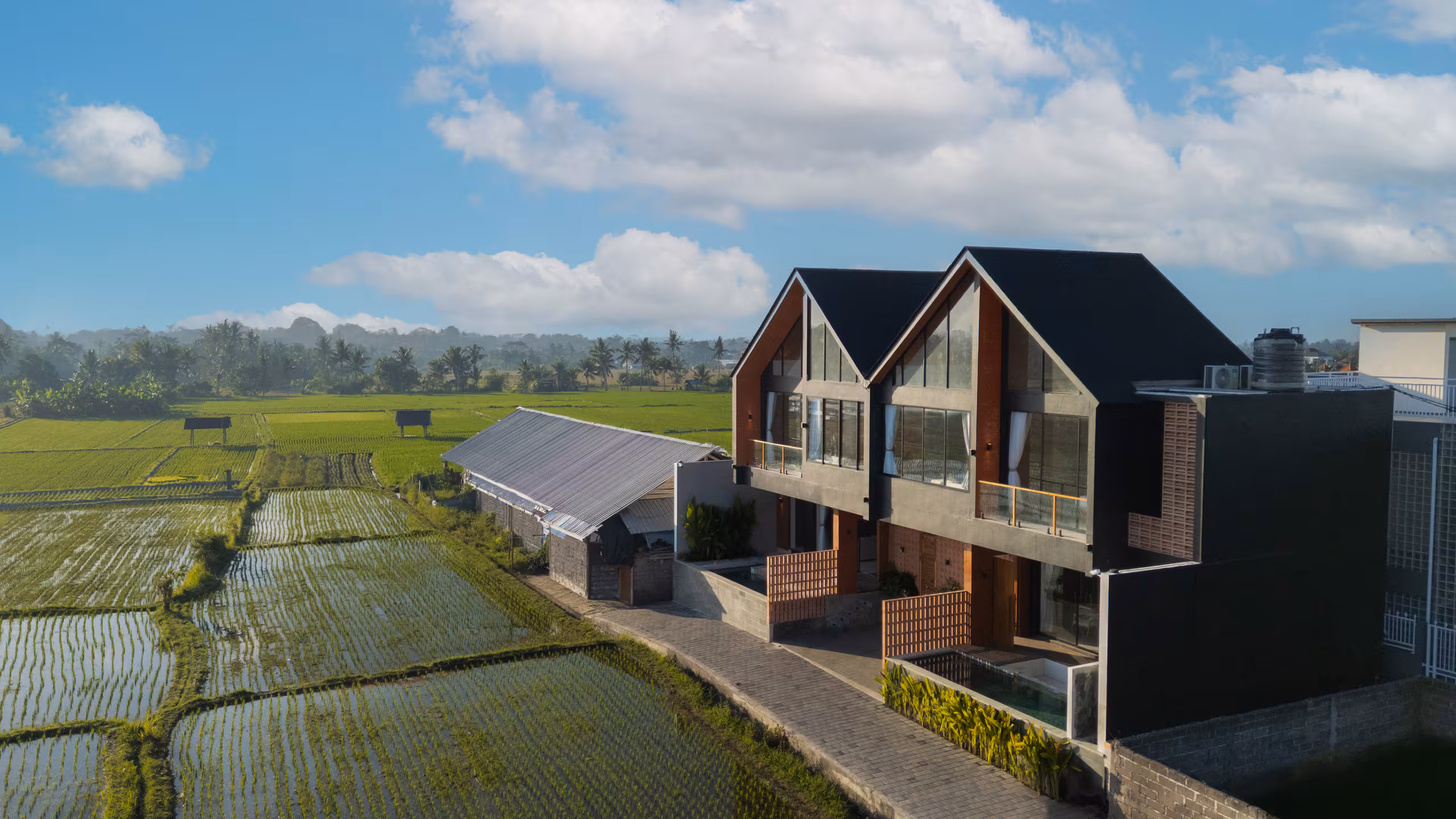 2 Unit Villa dengan Pemandangan Sawah di Singakerta 3