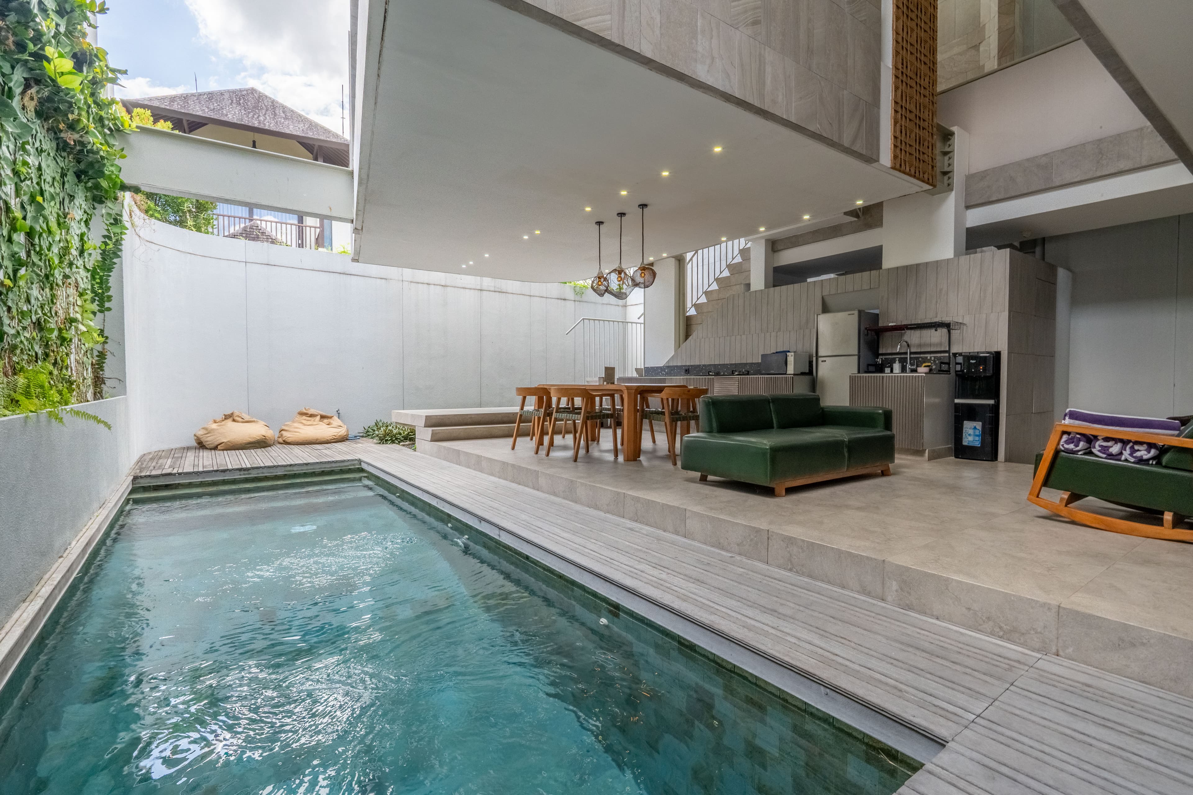 Villa dengan Arsitektur Modern Tropis di Pererenan 3