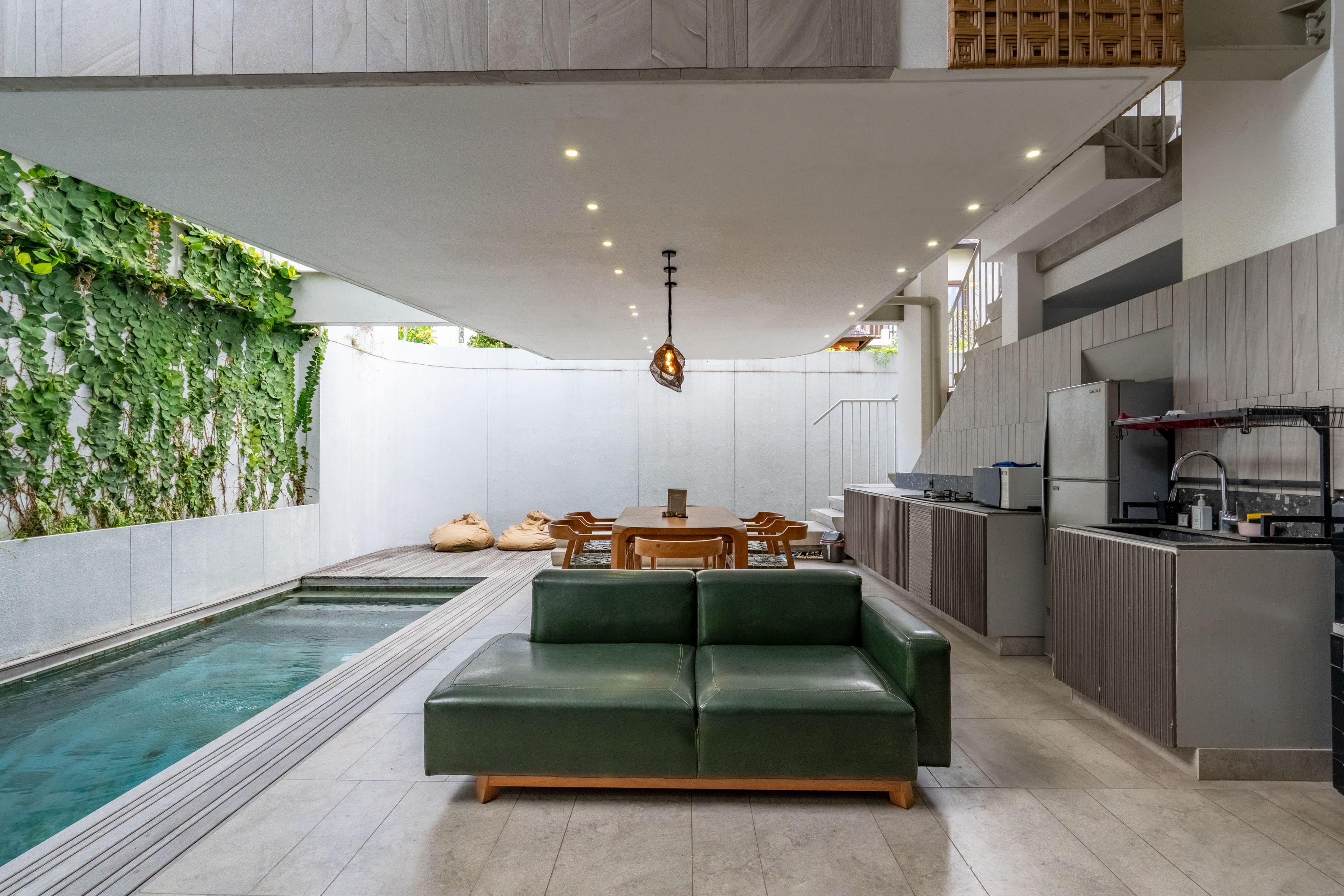 Villa dengan Arsitektur Modern Tropis di Pererenan 2