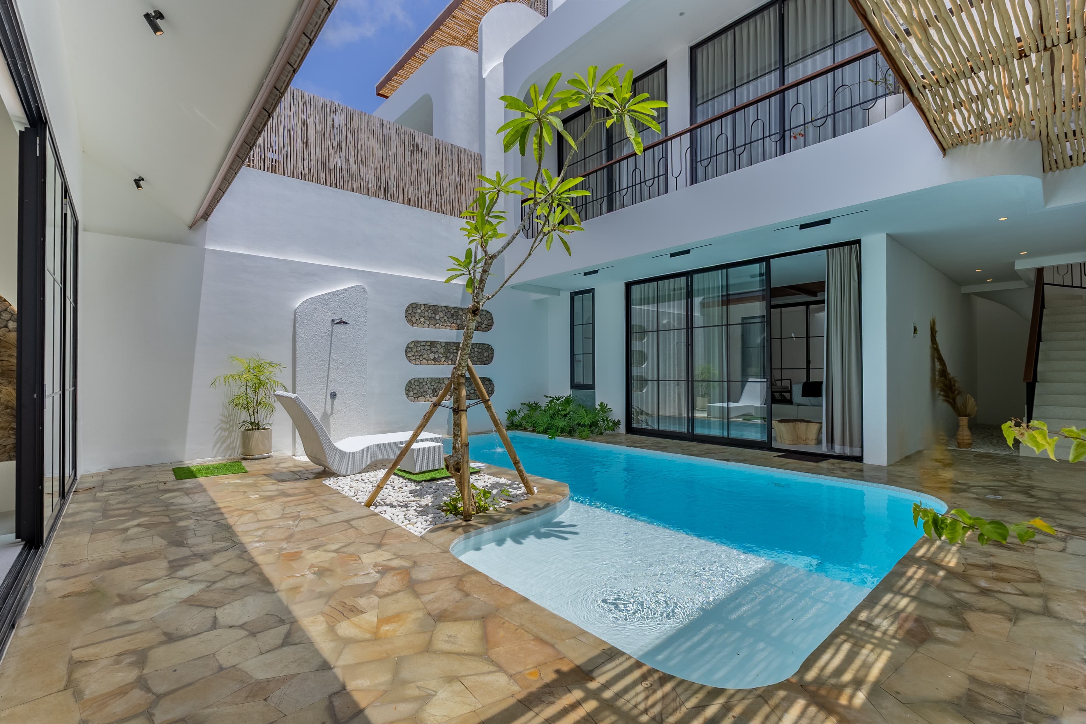 VILLA TROPICAL BOHO-CHIC DENGAN ROOFTOP DI UNGASAN