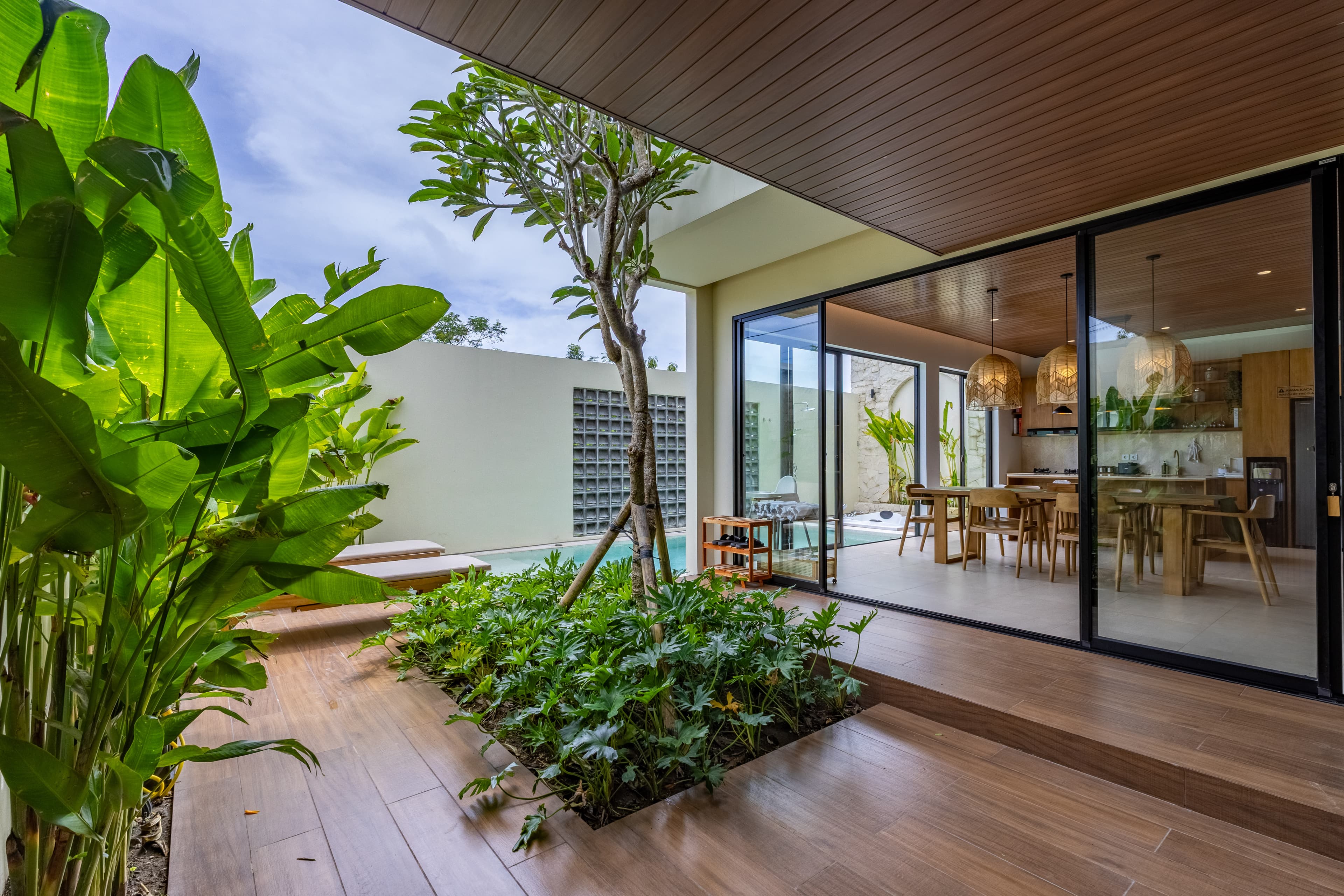 VILLA ENTERTAINMENT STYLE DENGAN JACUZZI DAN BILLIARD DI ULUWATU 2