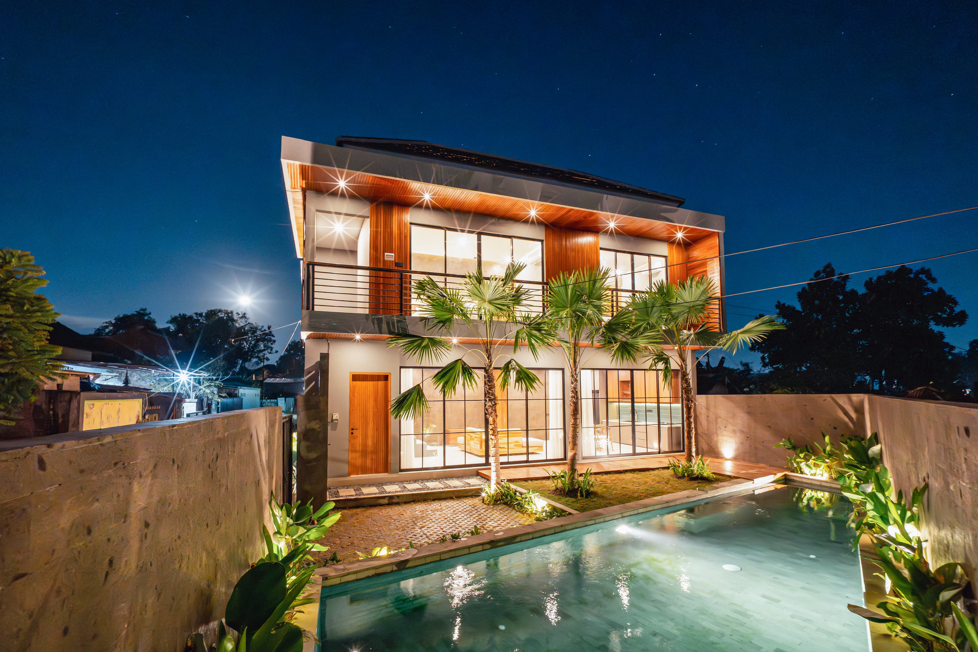 VILLA TROPICAL DENGAN KOLAM RENANG SIAP HUNI DI CEPAKA