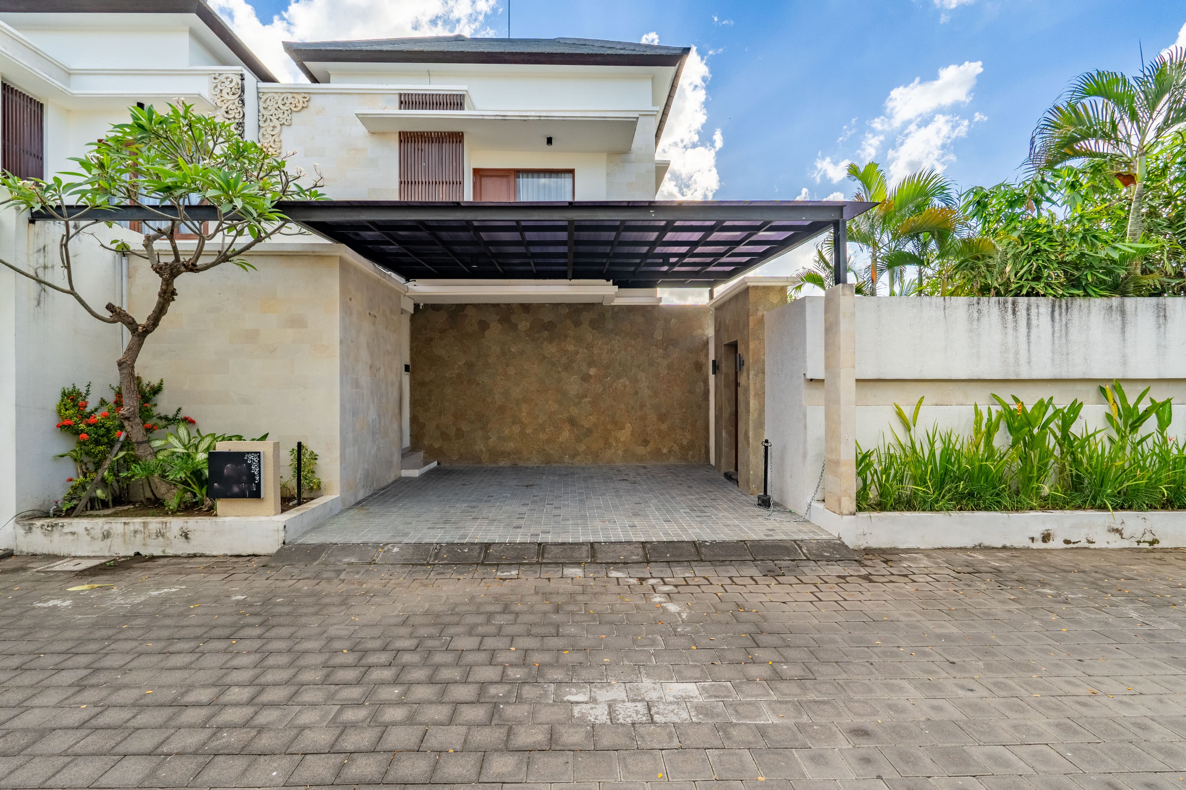Villa Modern dengan Kolam Renang dan Gazebo di complex Seminyak 2