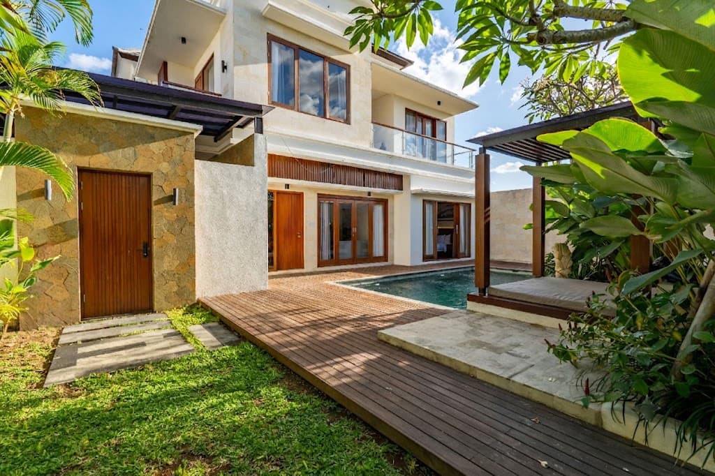 Villa Modern dengan Kolam Renang dan Gazebo di complex Seminyak