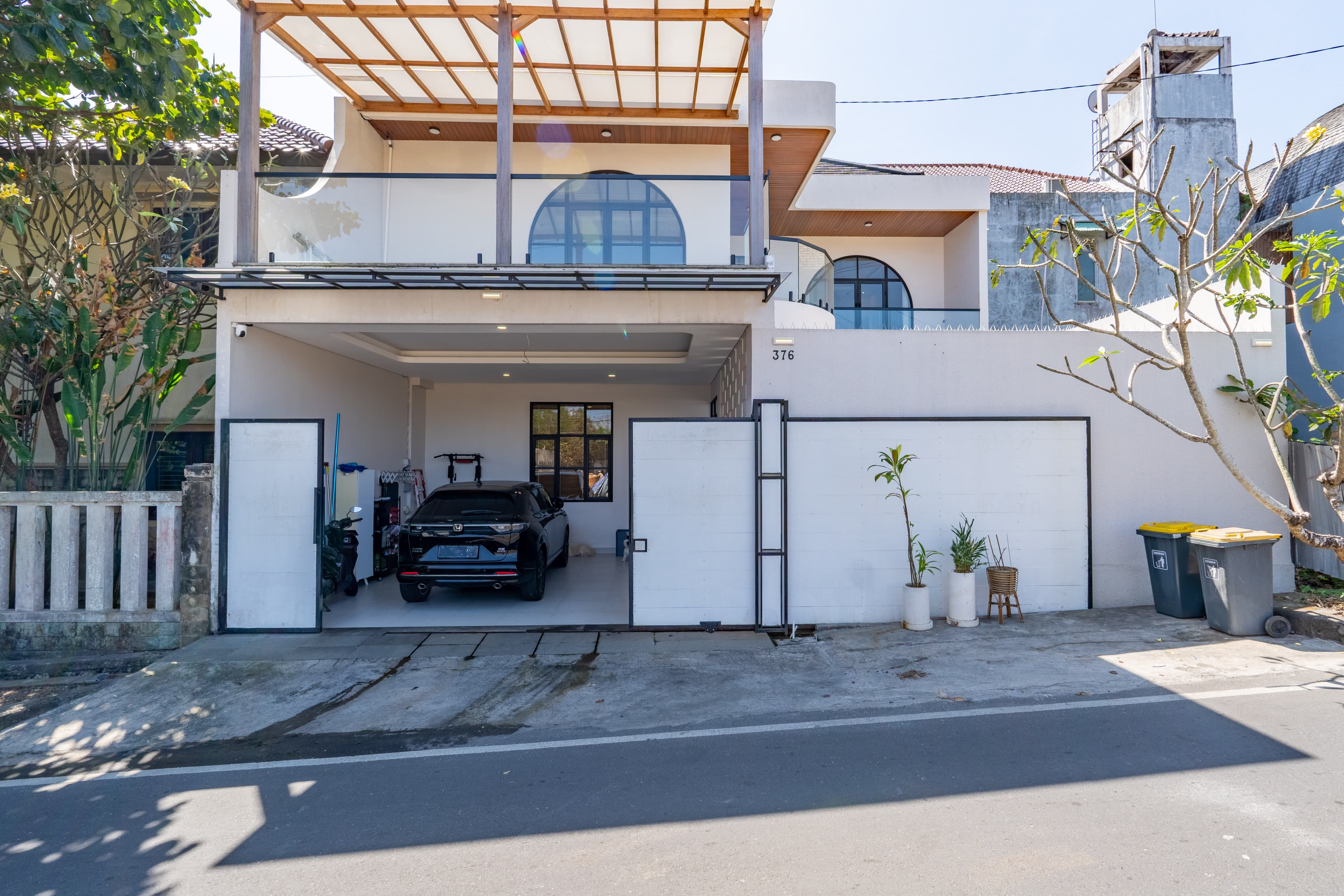 Rumah Modern Siap Huni dengan Kolam Renang di Taman Mumbul