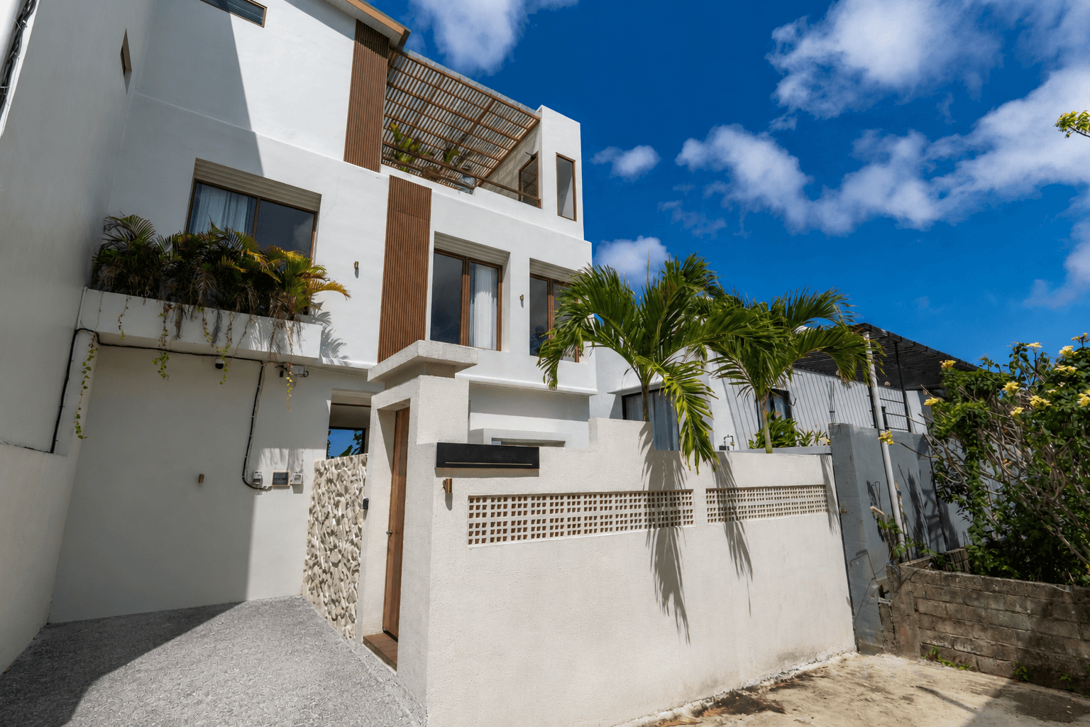 Villa Modern 3 Lantai dengan Kolam Renang di Uluwatu