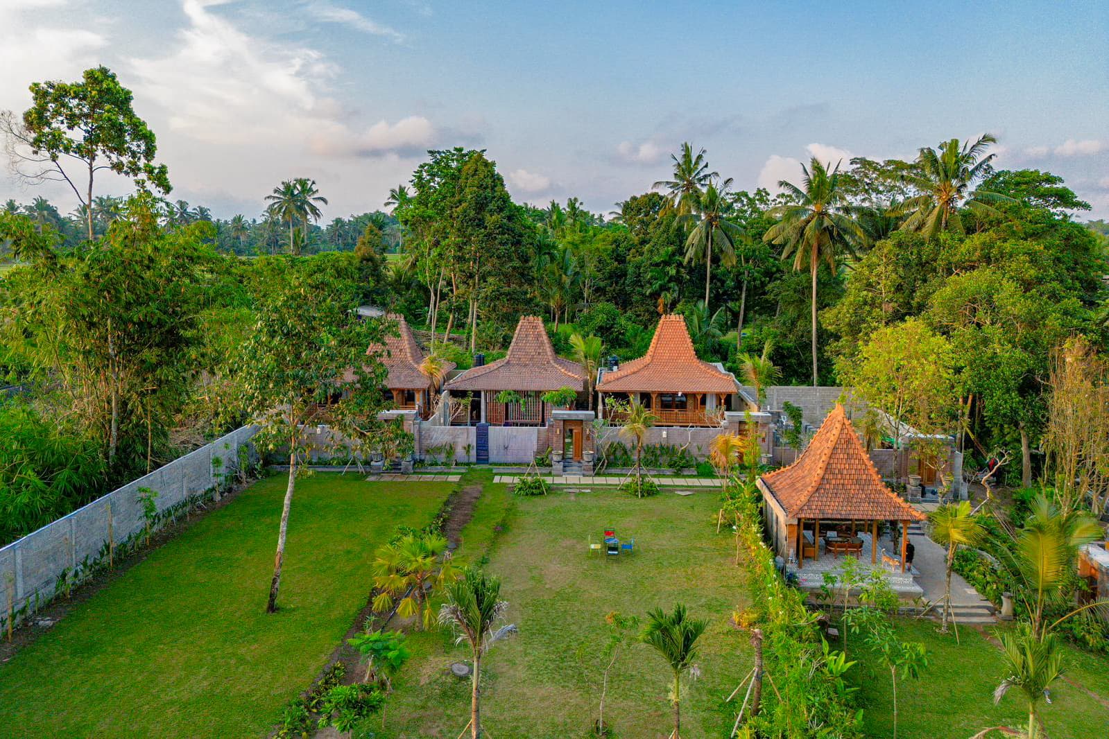 3 UNIT VILLA DAN TANAH DI TEGALLALANG