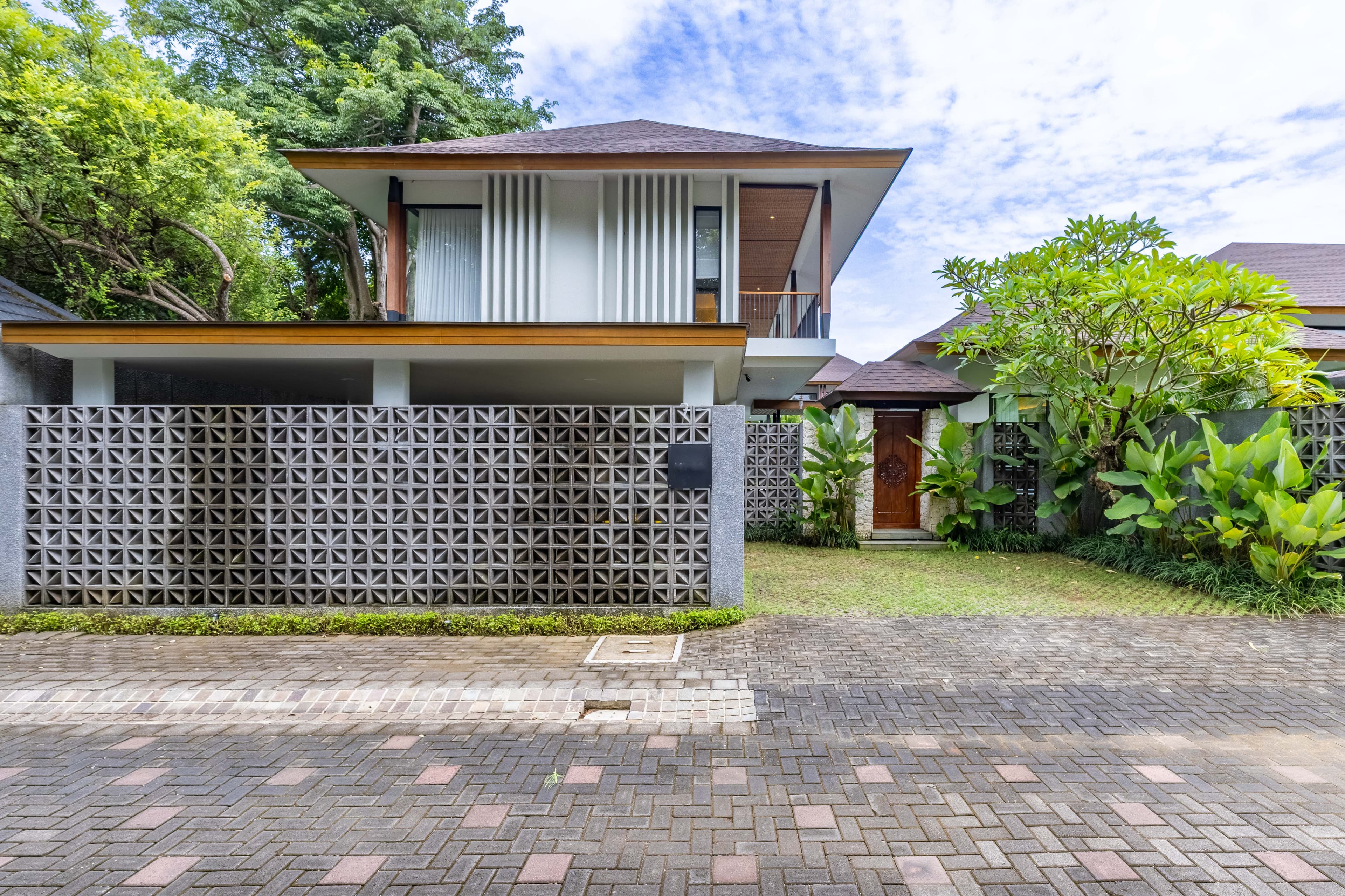 VILLA BALI MODERN DI KOMPLEK ELITE