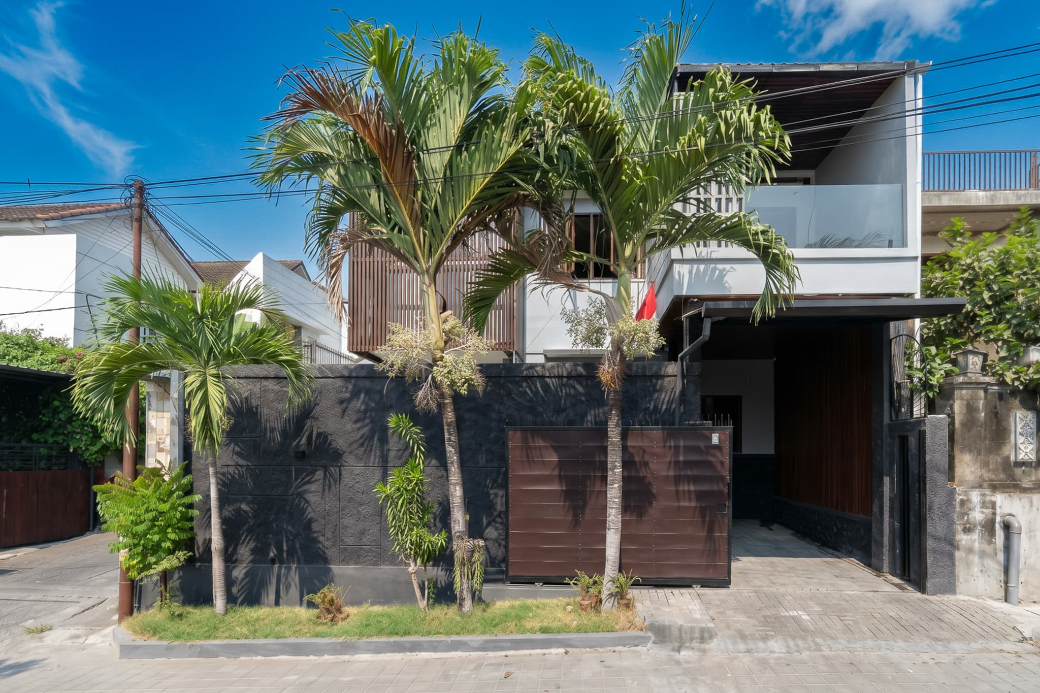 Rumah Kontemporer Semi Furnished dengan Rooftop Deck di Denpasar