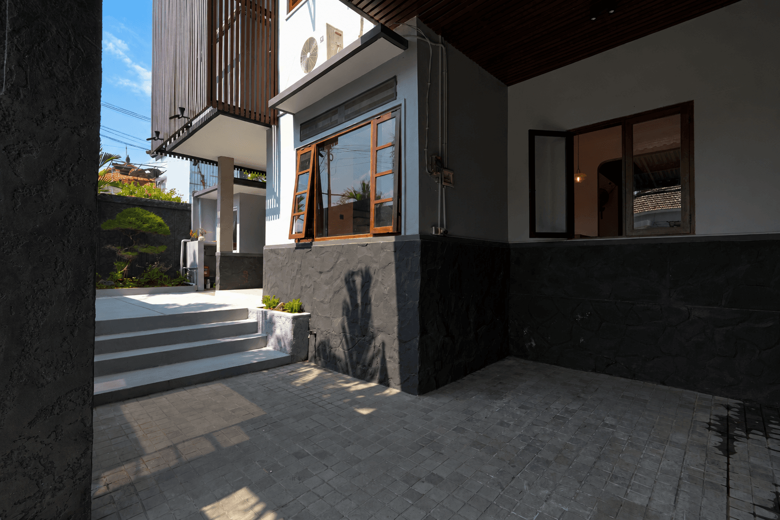 Rumah Kontemporer Semi Furnished dengan Rooftop Deck di Denpasar 3