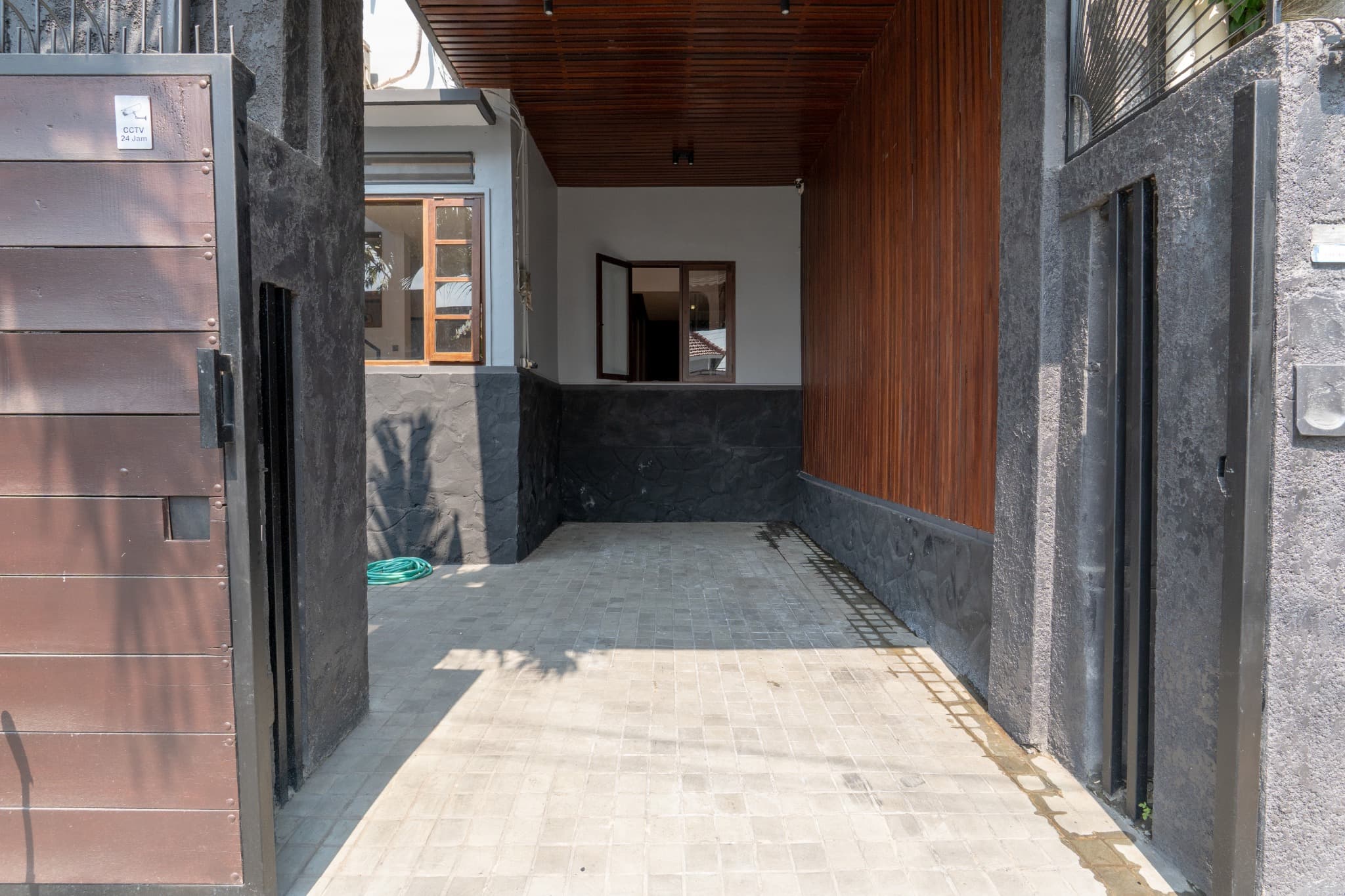 Rumah Kontemporer Semi Furnished dengan Rooftop Deck di Denpasar 2